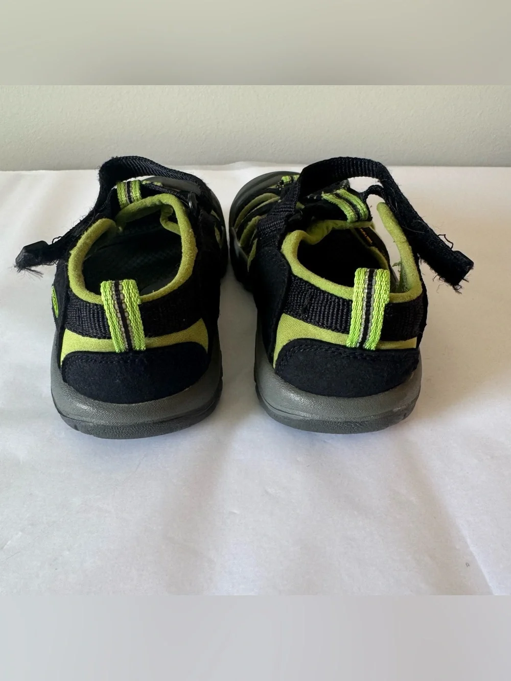 KEEN Size 12 Boys Black and Green Sandals